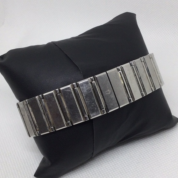 Vintage Silver Bulova Men's Watch with Black Face - Picture 4 of 7